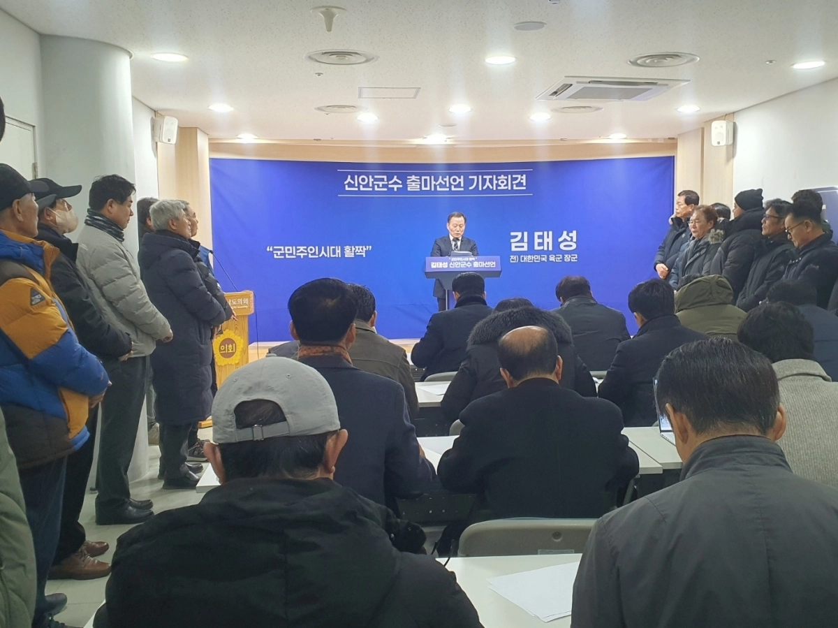 김태성 전 더불어민주당 내란진상조사위원회 위원이 22일 전라남도의회에서 신안군수 출마를 공식 선언하고 기자회견을 하고 있다. (김태성 출마예정자 제공)