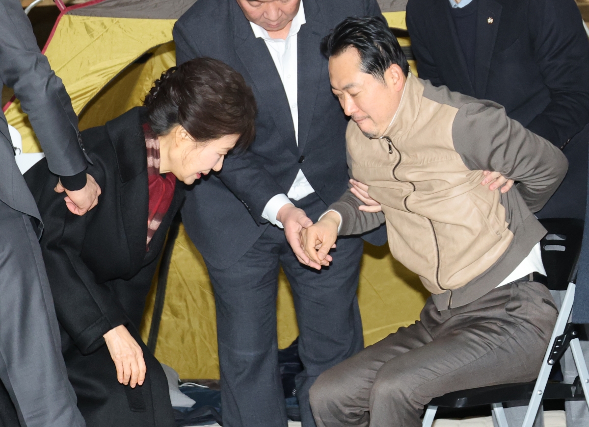 박근혜 전 대통령이 22일 국회 로텐더홀 단식 농성장에서 통일교·공천헌금 ‘쌍특검’ 수용을 요구하며 8일째 단식 중인 장동혁 국민의힘 대표를 방문해 대화하고 있다. 2026.1.22 연합뉴스