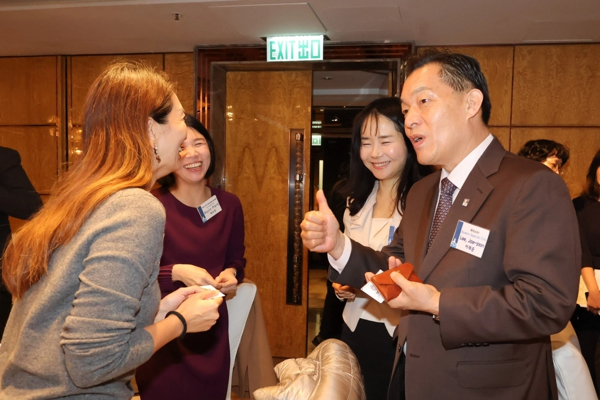 이재준 수원시장이 21일(현지 시각) 홍콩 현지 투자유치설명회에서 참석자들과 대화를 나누고 있다. (수원시 제공)