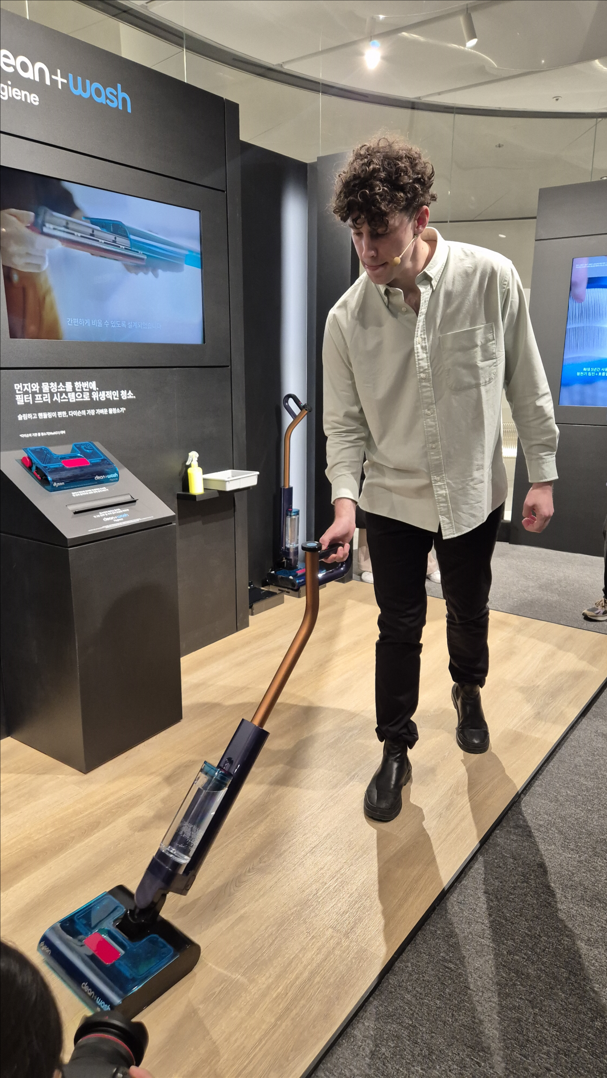 네이슨 로슨 맥클린 다이슨 시니어 디자인 매니저가 22일 서울 더현대에서 다이슨 클린앤워시 하이진을 시연하고 있다. 민나리 기자