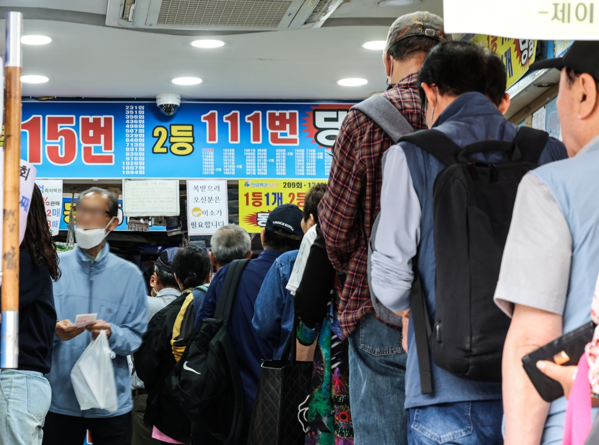 ‘복권 사기 위해 줄 선 시민들’