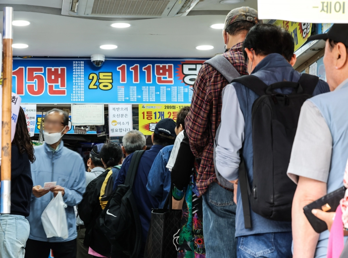 ‘복권 사기 위해 줄 선 시민들’