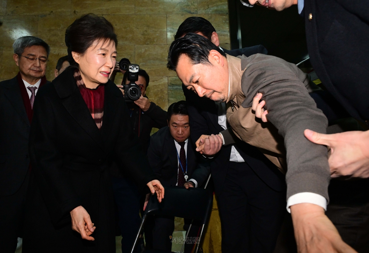 박근혜 전 대통령이 22일 쌍특검(통일교·민주당 공천 뇌물 특검)을 요구하며 8일째 단식을 이어가는 장동혁 국민의힘 대표의 단식 농성장을 방문하고 있다. 홍윤기 기자