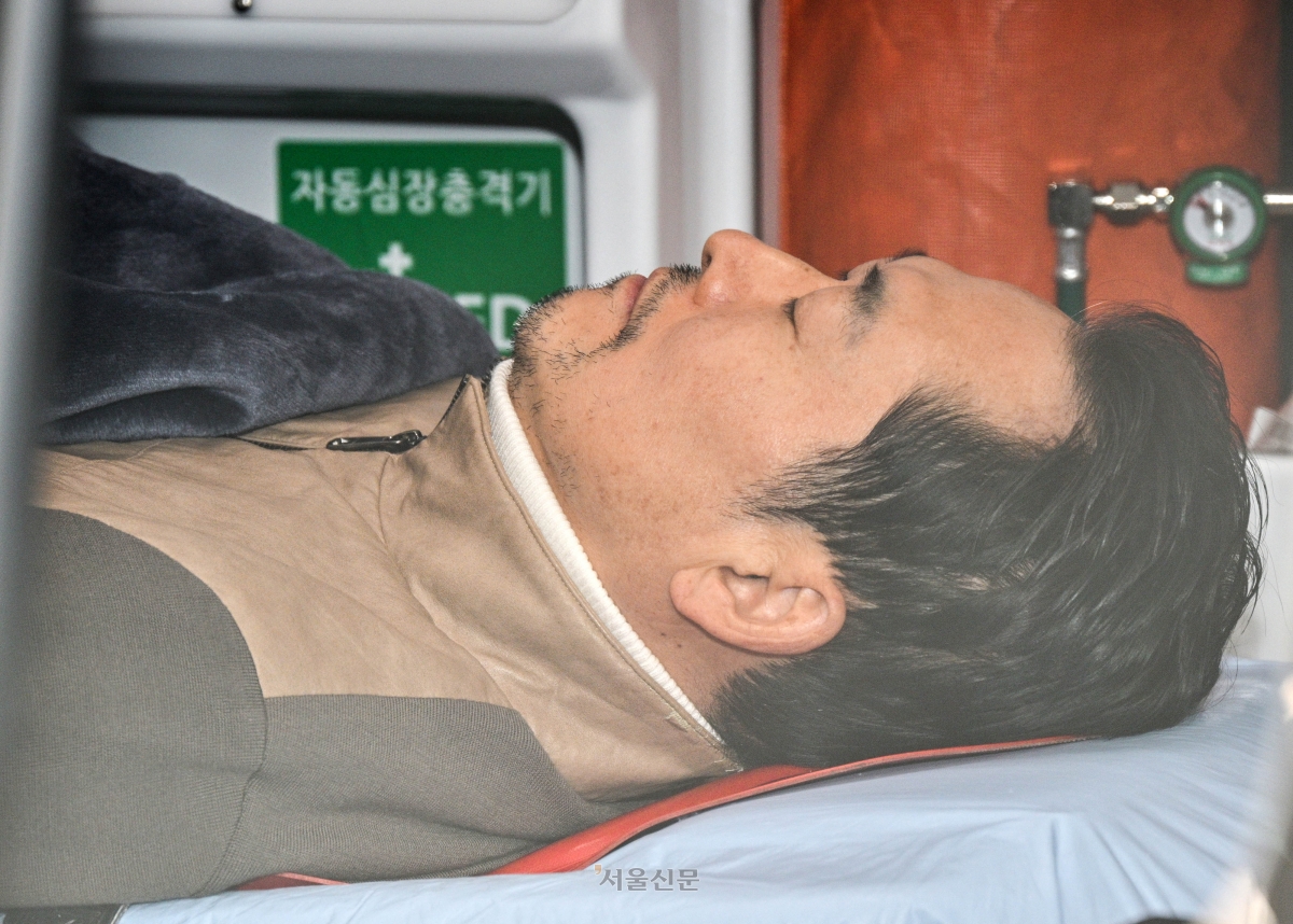 22일 국회 본관 앞에서 단식 8일차인 장동혁 국민의힘 대표가 병원으로 이송되고 있다. 홍윤기 기자