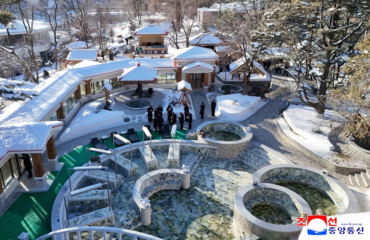 김정은 북한 국무위원장이 지난 20일 과거 운영 실태를 신랄하게 질타했던 함경북도 경성군 온포근로자휴양소 준공식에 참석해 리모델링 성과를 칭찬했다고 조선중앙통신이 21일 보도했다. 2026.1.21 평양 조선중앙통신 연합뉴스
