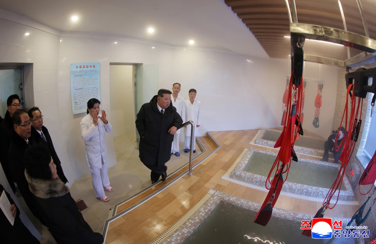 김정은 북한 국무위원장이 지난 20일 과거 운영 실태를 신랄하게 질타했던 함경북도 경성군 온포근로자휴양소 준공식에 참석해 리모델링 성과를 칭찬했다고 조선중앙통신이 21일 보도했다. 2026.1.21 평양 조선중앙통신 연합뉴스