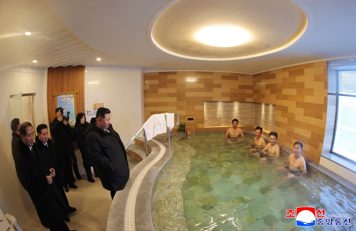 김정은 북한 국무위원장이 지난 20일 과거 운영 실태를 신랄하게 질타했던 함경북도 경성군 온포근로자휴양소 준공식에 참석해 리모델링 성과를 칭찬했다고 조선중앙통신이 21일 보도했다. 2026.1.21 평양 조선중앙통신 연합뉴스