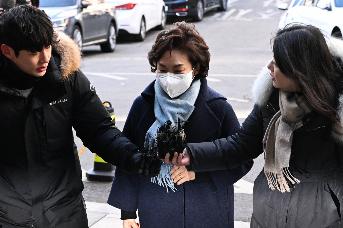 법인카드 유용 의혹을 받는 무소속 김병기 의원의 배우자 이예다 씨가 22일 조사를 받기 위해 서울 마포구 서울경찰청 공공범죄수사대로 출석하고 있다. 2026.1.22 홍윤기 기자