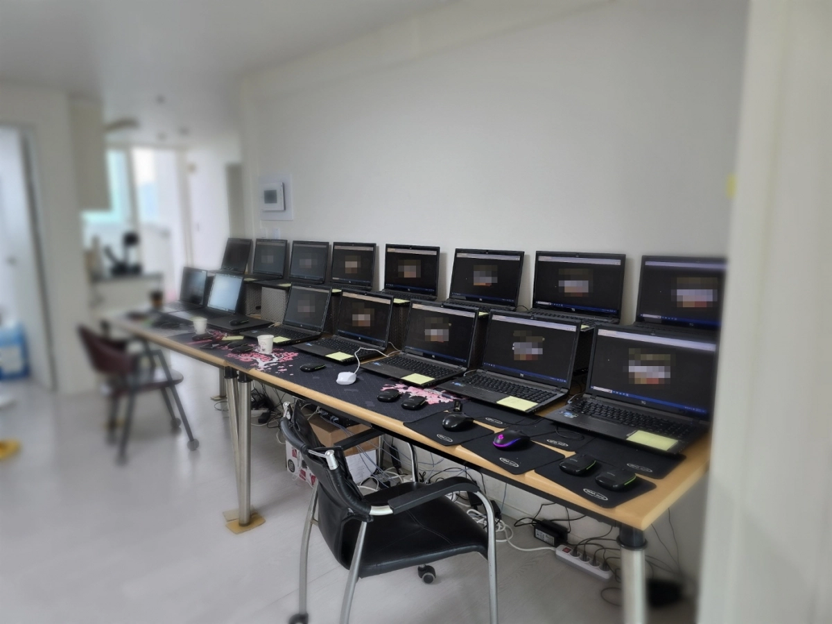 불법 도박사이트에서 ‘양방 베팅’ 수법으로 24시간 도박하며 수십억원대  부당이득을 거둔 조직의 도박 사무실. 부산경찰청 제공