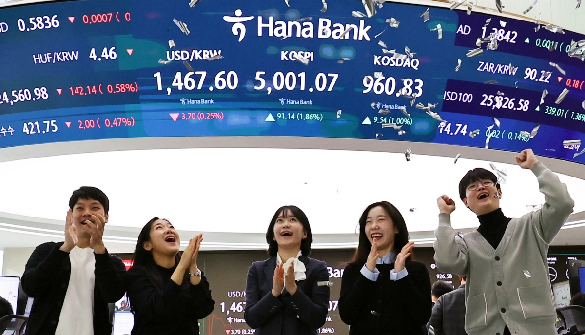 코스피 5000 시대가 열린 22일 오전 서울 중구 하나은행 딜링룸에서 관계자들이 코스피 5000 돌파를 축하하고 있다. 코스피는 전 거래일(4909.93)보다 77.13포인트(1.57%) 상승한 4987.06에 개장했다. 2026.01.22. 뉴시스