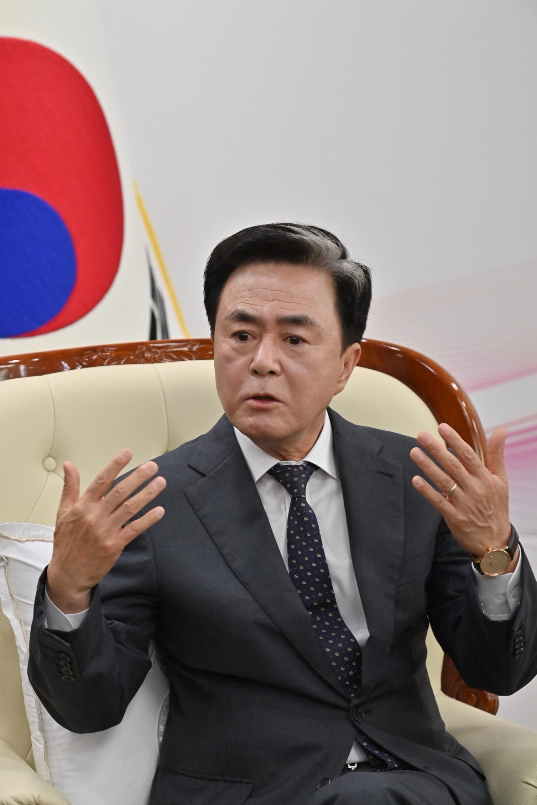 김태흠 충남지사가 21일 대전시청에서 열린 행정통합 특별법안 논의를 위한 긴급회동에서 언론 질문에 답변을 하고 있다. 도 제공