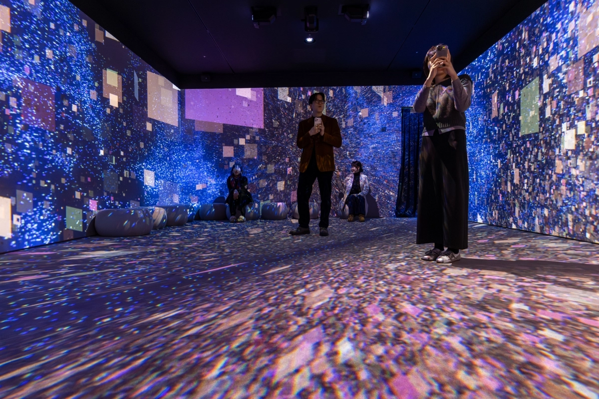 온마루에 마련된 몰입형 미디어 아트 감상 공간 ‘빛의 중정’에서 모델들이 사진을 찍고 있다. KT 제공