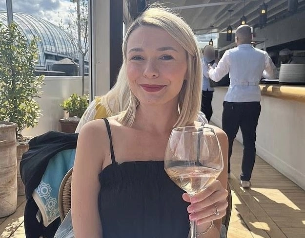 와인을 마실 때마다 목 통증을 느꼈던 영국 초등학교 교사 홀리 서스비(28). 검사 결과 혈액암으로 밝혀졌다. 데일리메일 캡처