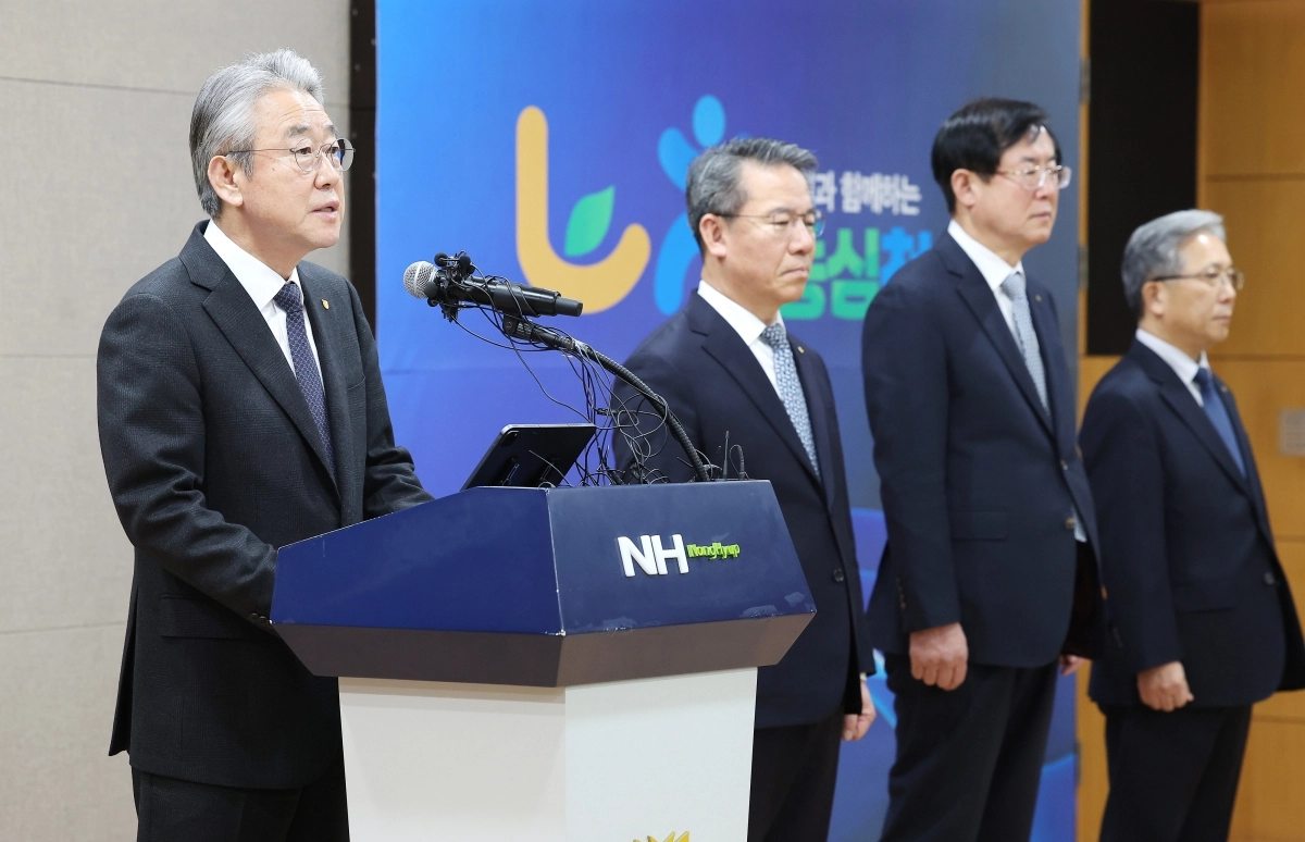 대국민 사과문 발표하는 강호동 농협중앙회장     (서울=연합뉴스) 김주형 기자 = 강호동 농협중앙회장(왼쪽)이 13일 서울 중구 농협중앙회에서 농림축산식품부가 지난 8일 발표한 농협중앙회에 대한 특별감사 중간 결과와 관련해 대국민 사과문을 발표하고 있다. 2026.1.13     kjhpress@yna.co.kr