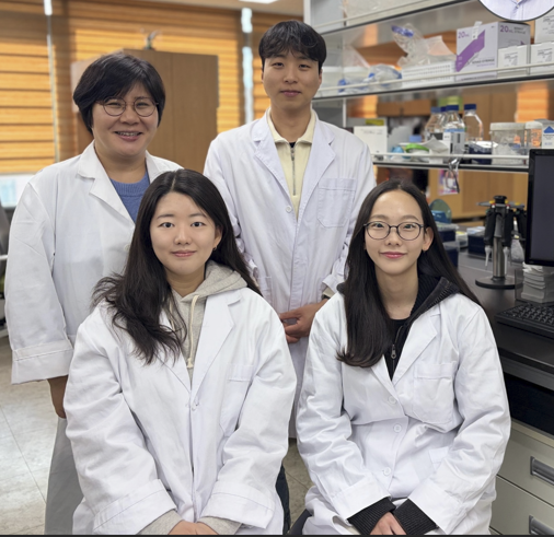 뒤쪽 왼쪽부터 시계방향으로 임미희 KAIST 교수, 김민근 전남대 교수, 나찬주·이지민 KAAIST 석박통합과정생. 카이스트 제공