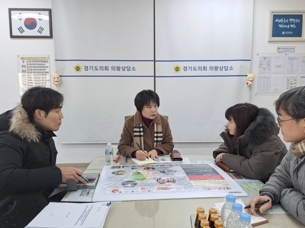 서성란 의원이 20일 경기도의회 의왕상담소에서 간담회를 갖고 의왕시 도시정비과 관계자들과 함께 내손2동 도시재생사업 추진 현황을 점검하고, 향후 보완 방향을 논의하고 있다.(사진=경기도의회)