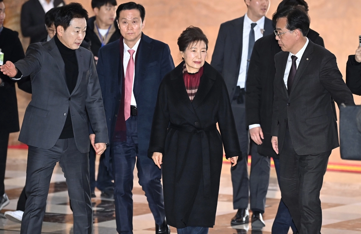 박근혜 전 대통령이 22일 국회 로텐더홀에서 통일교·공천헌금 ‘쌍특검’ 수용을 요구하며 8일째 단식 중인 장동혁 국민의힘 대표를 만나기 위해 로텐더홀로 들어서고 있다. 2026.1.22 홍윤기 기자