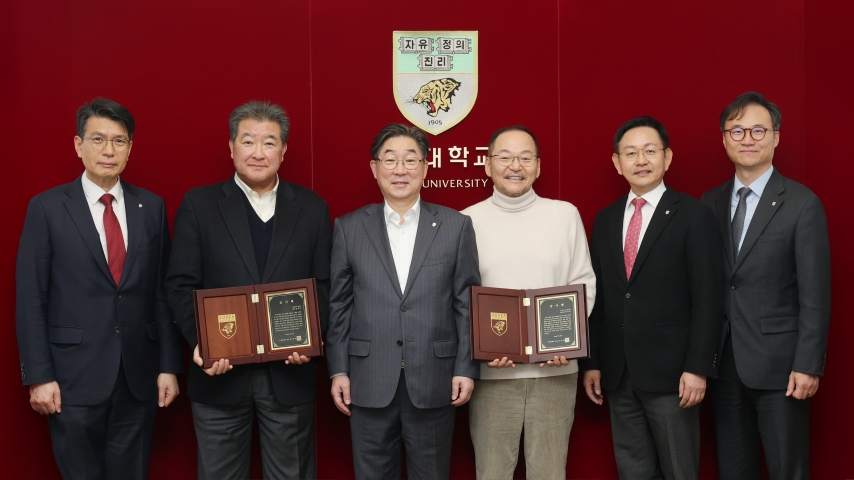 김대중(왼쪽 두 번째) 대공개발 회장, 홍민표(왼쪽 네 번째) 부라더상사 대표이사가 지난 20일 서울 성북구 고려대 총장실에서 기부식을 가진 뒤 기념촬영하고 있다. 고려대의료원 제공