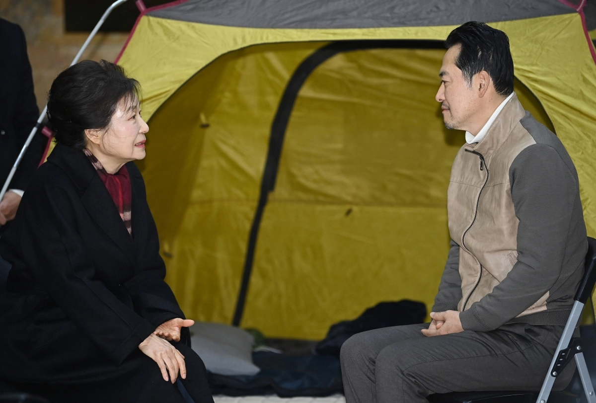 박근혜 전 대통령이 22일 국회 로텐더홀에서 통일교·공천헌금 ‘쌍특검’ 수용을 요구하며 8일째 단식 중인 장동혁 국민의힘 대표를 만나 대화하고 있다. 2026.1.22 홍윤기 기자