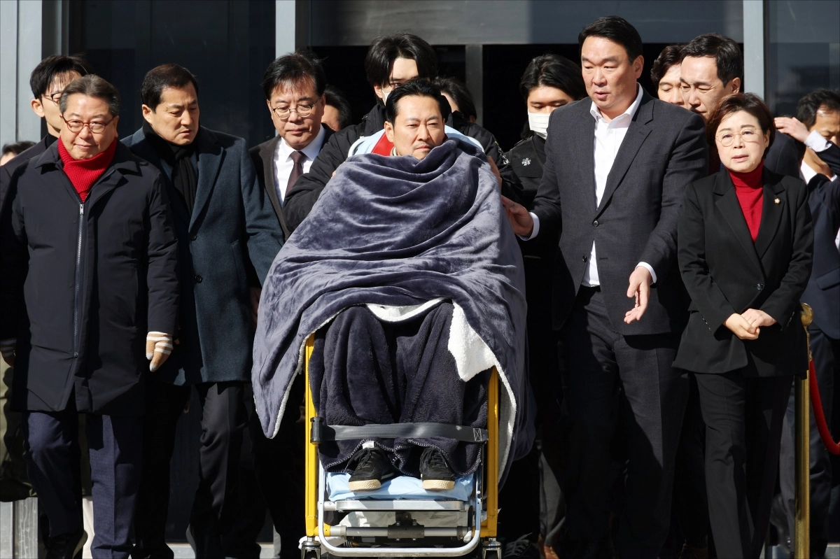 ‘통일교·공천헌금’ 쌍특검법 수용을 촉구하며 단식을 시작한 장동혁 국민의힘 대표 22일 국회에서 단식 8일째 단식을 중단하고 병원으로 이송되고 있다. 2026.1.22 홍윤기 기자