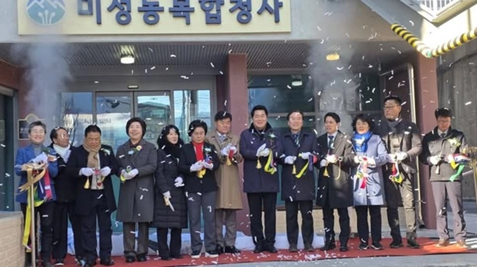 청사 개관식에 참석한 유정희 의원(왼쪽에서 첫 번째)