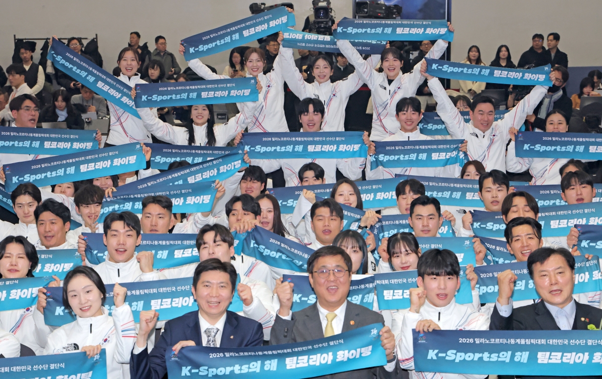 최휘영(앞줄 왼쪽 세 번째) 문화체육관광부 장관과 유승민(앞줄 왼쪽 두 번째) 대한체육회장, 국회 문화체육관광위원회 조계원(앞줄 맨 오른쪽) 의원 등이 22일 서울 송파구 올림픽파크텔에서 열린 2026 밀라노·코르티나담페초 동계올림픽 선수단 결단식에서 올림픽 출전 선수들과 함께 올림픽 선전을 기원하고 있다. 연합뉴스