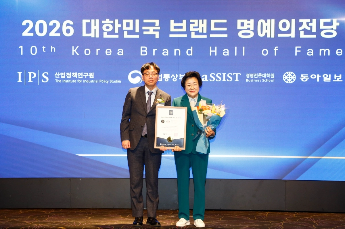 이천시(시장 김경희, 오른쪽)가 22일 산업정책연구원(IPS)이 주관하는 ‘2026 브랜드 명예의 전당’ 시상식에서 농특산물 브랜드 부문 대상을 받았다. (이천시 제공)