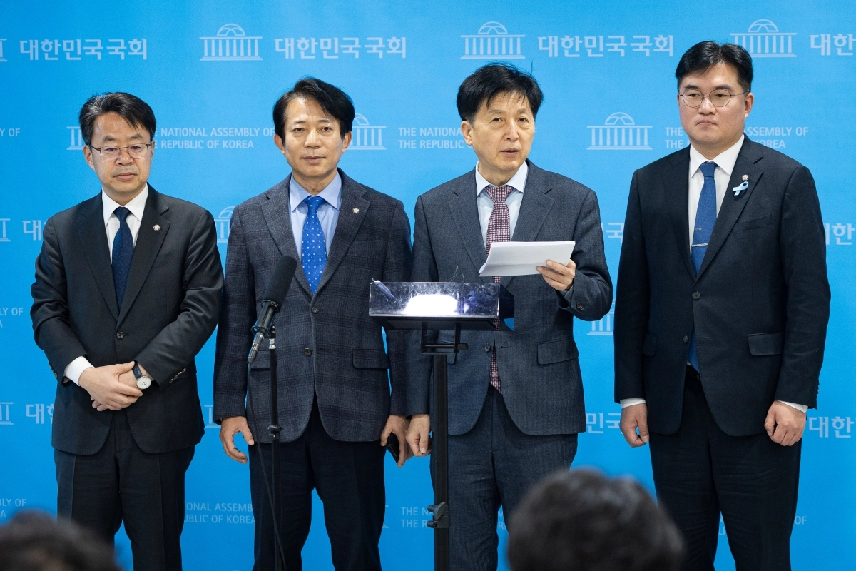 오기형 더불어민주당 코스피5000 특별위원장이 22일 서울 여의도 국회 소통관에서 코스피 5000 돌파 청와대 초청 오찬을 마친 후 브리핑을 하고 있다. 왼쪽부터 박홍배, 이강일 의원, 오 위원장, 정준호 의원. 2026.1.22 뉴스1