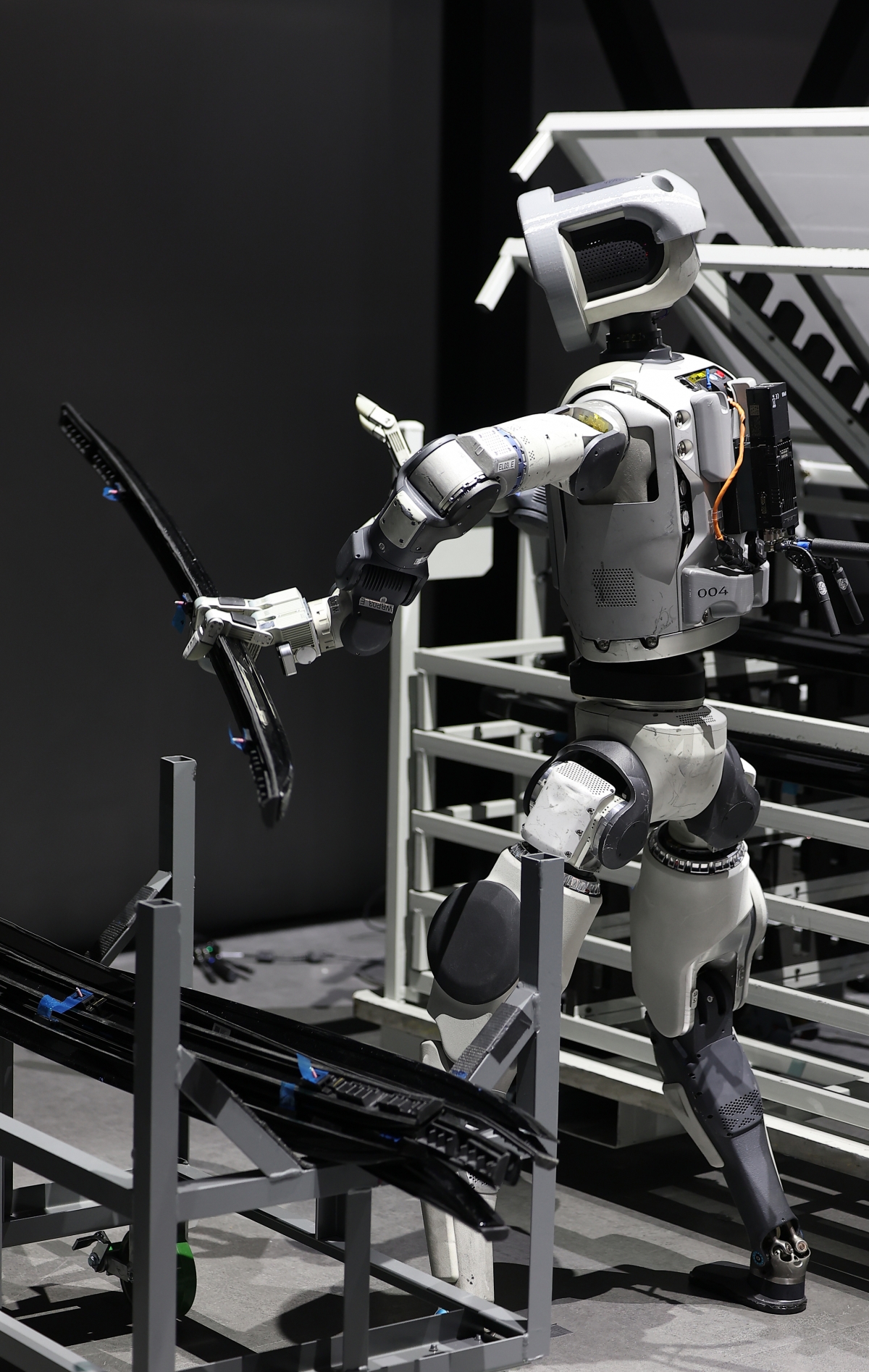 현대자동차 노조가 노사 합의 없이는 인공지능(AI) 휴머노이드 로봇의 생산 현장 투입이 불가능하다는 입장을 밝히면서 향후 현대차그룹이 개발한 로봇 ‘아틀라스’의 도입을 둘러싼 갈등이 예고된다. 사진은 미국 라스베이거스에서 열린 ‘CES 2026’ 개막 이틀째인 지난 7일(현지시간) 현대자동차 부스에서 아틀라스가 부품 이동을 시연하고 있는 모습. 라스베이거스 연합뉴스