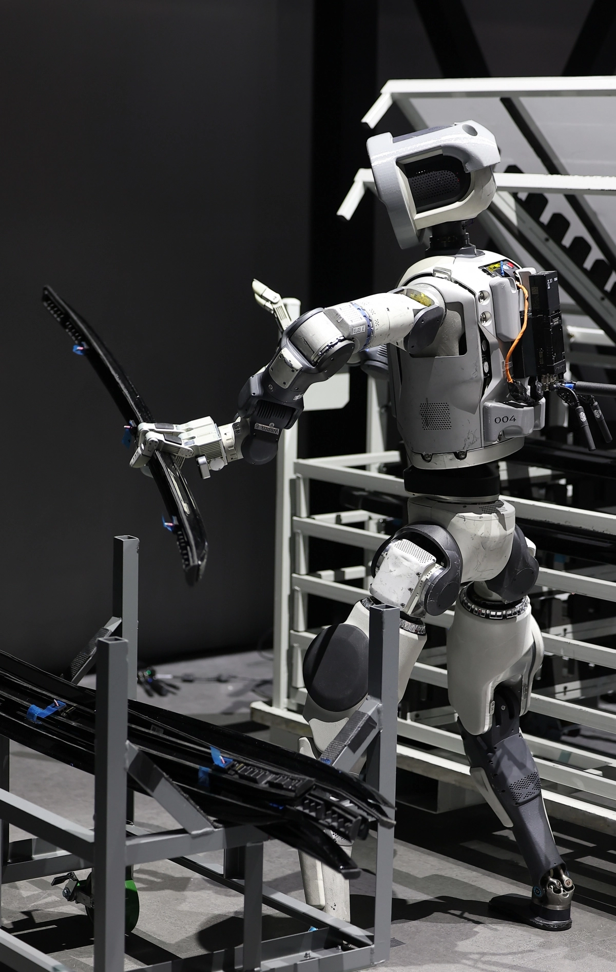 현대자동차 노조가 노사 합의 없이는 인공지능(AI) 휴머노이드 로봇의 생산 현장 투입이 불가능하다는 입장을 밝히면서 향후 현대차그룹이 개발한 로봇 ‘아틀라스’의 도입을 둘러싼 갈등이 예고된다. 사진은 미국 라스베이거스에서 열린 ‘CES 2026’ 개막 이틀째인 지난 7일(현지시간) 현대자동차 부스에서 아틀라스가 부품 이동을 시연하고 있는 모습. 라스베이거스 연합뉴스