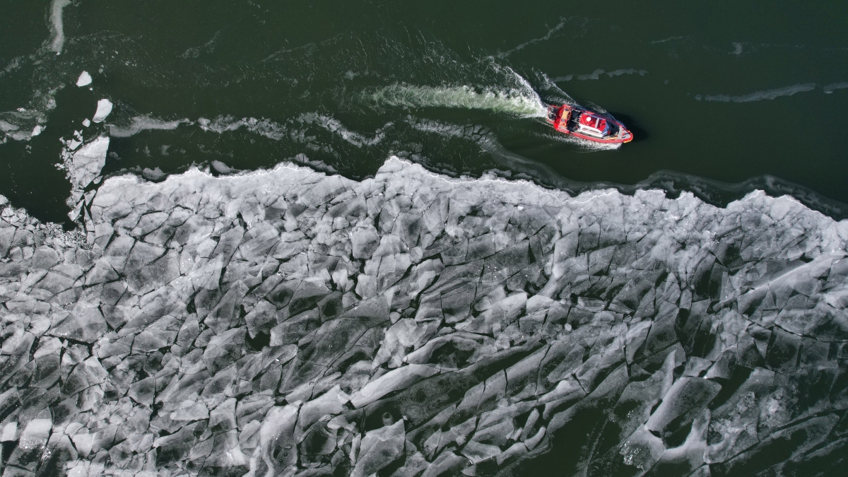 연이은 맹추위로 한강이 얼어붙은 22일 서울 강동구 광나루 선착장 인근에서 119 광나루 수난구조대 구조보트가 긴급출동에 대비해 얼음을 깨고 있다. 2026.1.22. 도준석 전문기자