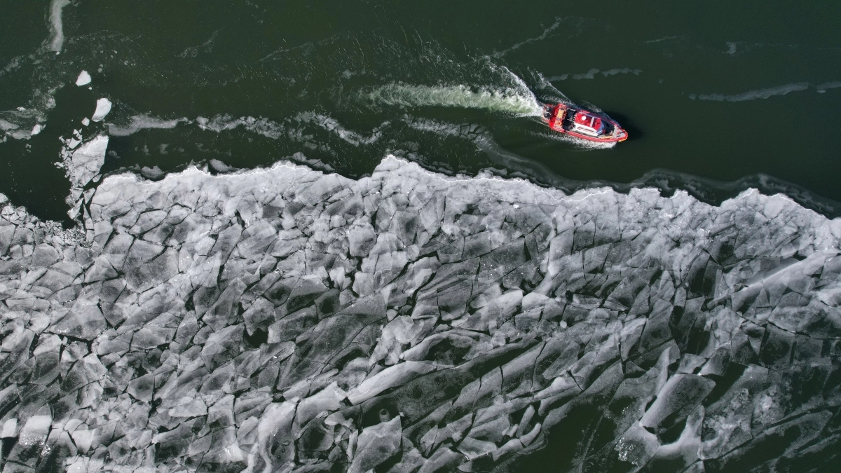 연이은 맹추위로 한강이 얼어붙은 22일 서울 강동구 광나루 선착장 인근에서 119 광나루 수난구조대 구조보트가 긴급출동에 대비해 얼음을 깨고 있다. 2026.1.22. 도준석 전문기자