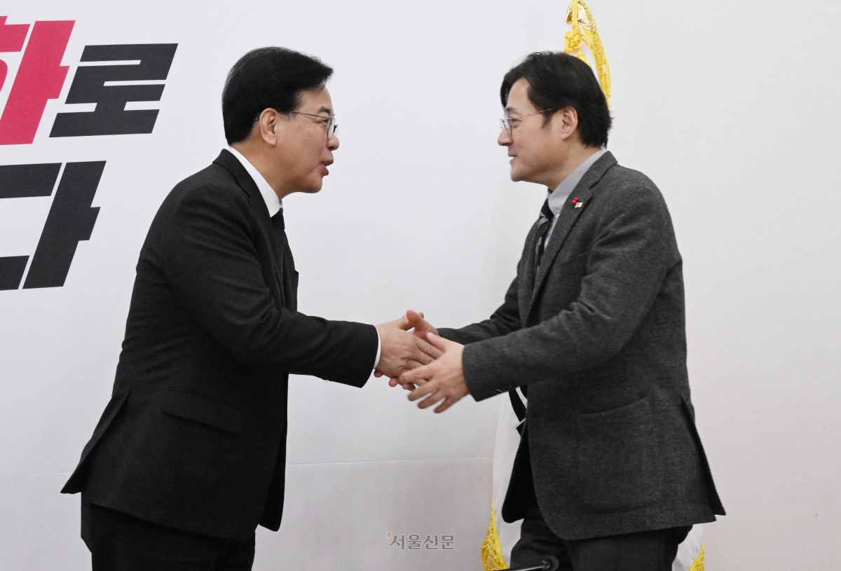 송언석 국민의힘 원내대표가 22일 오후 서울 여의도 국회에서 홍익표 대통령비서실 정무수석을 접견하며 악수를 하고 있다. 2026.1.22.안주영 전문기자