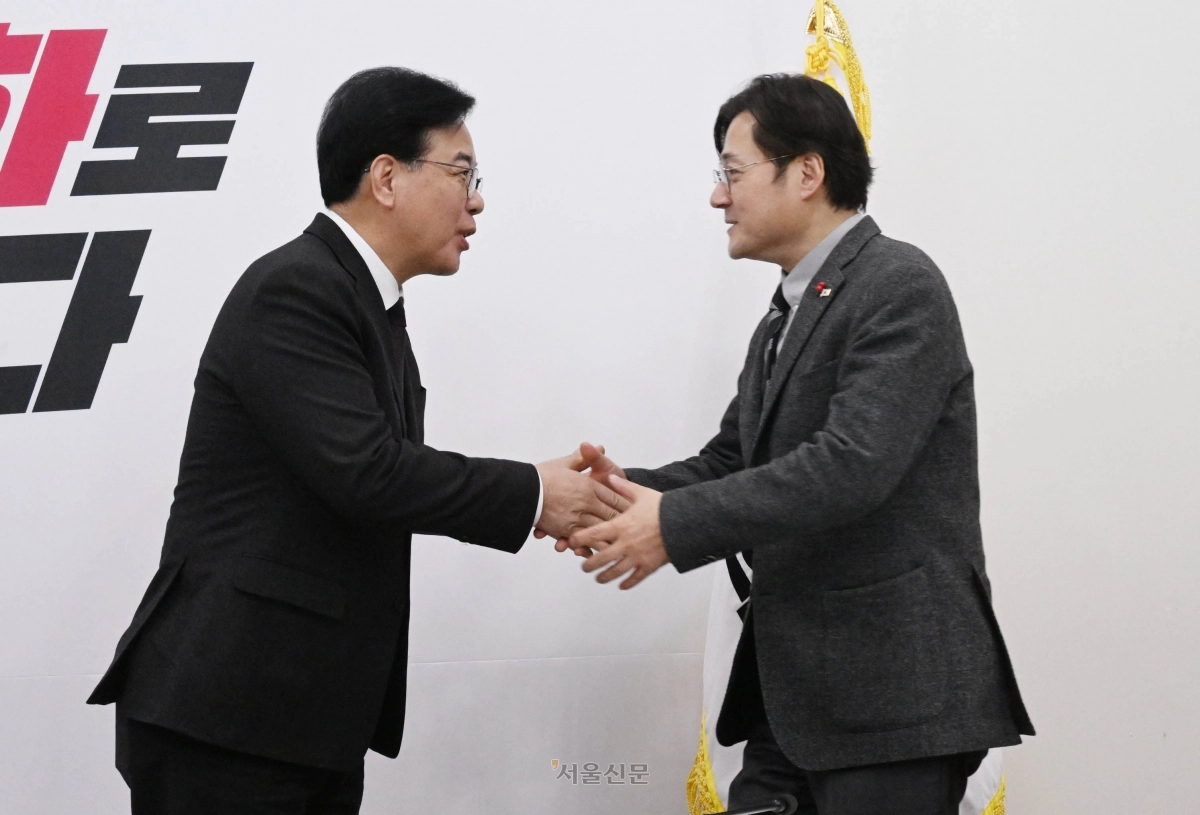 송언석 국민의힘 원내대표가 22일 오후 서울 여의도 국회에서 홍익표 대통령비서실 정무수석을 접견하며 악수를 하고 있다. 2026.1.22.안주영 전문기자