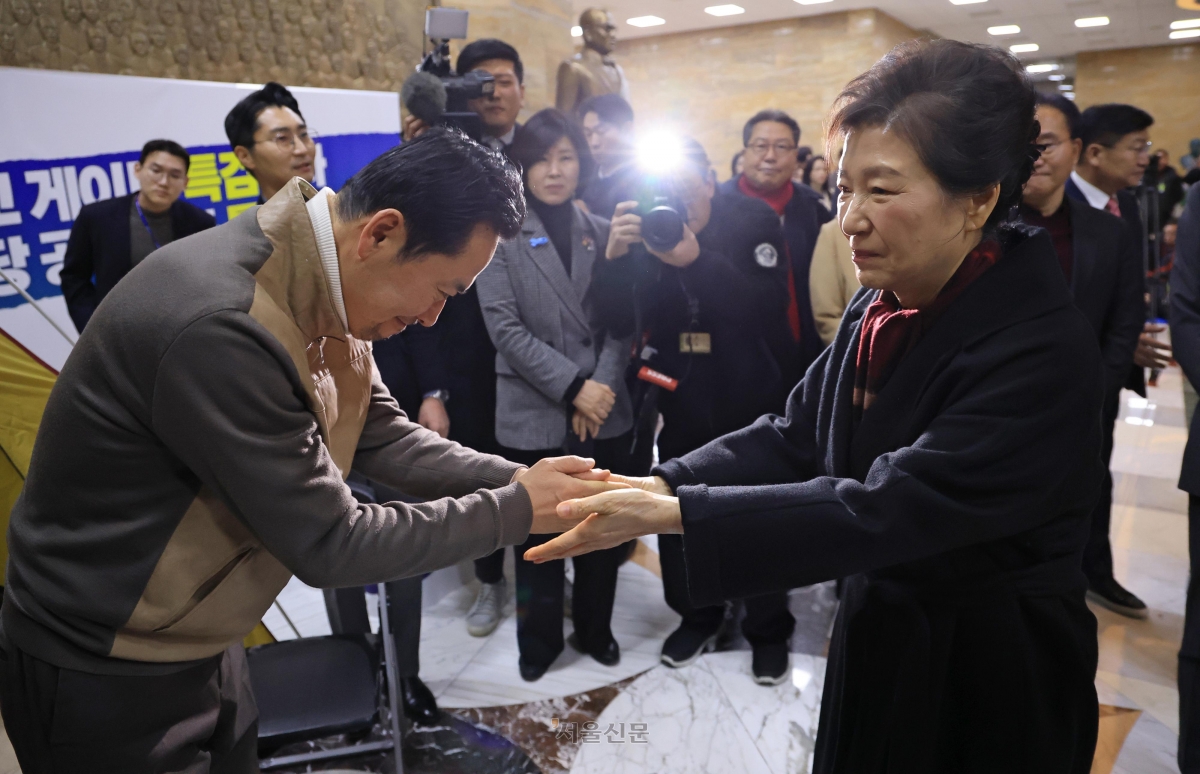 박근혜 전 대통령이 22일 국회 본관 로텐더홀에서 단식투쟁을 하던 장동혁 국민의힘 대표를 찾아 단식을 만류하고 있다. 박 전 대통령이 국회를 공식 방문한 것은 2022년 5월 10일 윤석열 당시 대통령 취임식 참석 이후 3년 8개월여 만으로 박 전 대통령의 방문 이후 장 대표는 이날 단식을 끝내고 병원으로 옮겨졌다. 홍윤기 기자