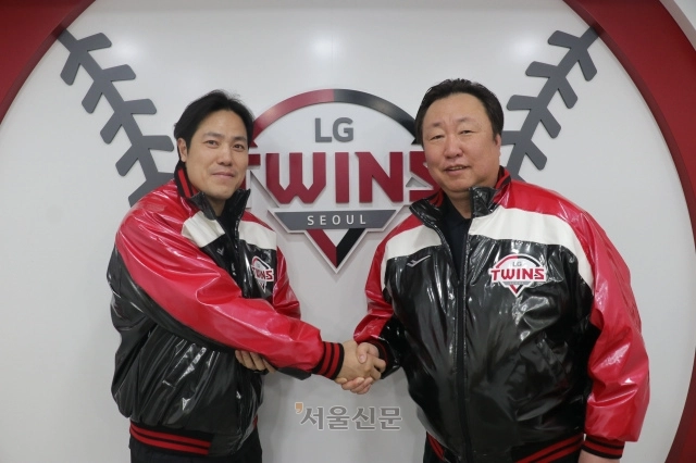 22일 LG 트윈스 최초 비자유계약선수(FA) 다년계약 소식을 전한 김진성(왼쪽)이 차명석 단장과 악수하고 있다. 2026.1.22 LG 트윈스 제공