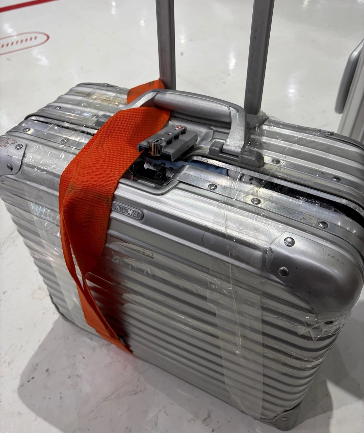 200만원 상당의 고가 캐리어가 심하게 파손됐으나, 항공사 측은 2만원 수준의 보상만을 제시했다는 승객의 사연이 전해졌다. 해당 승객은 18일 온라인 커뮤니티에 올린 글에서 최근 인천국제공항에서 제주항공 여객기를 타고 일본 나리타공항에 도착한 직후 파손된 캐리어를 받았다고 밝혔다. 2026.1.18 보배드림