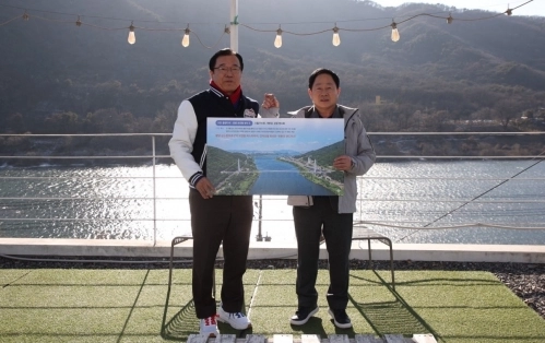 이현재 하남시장(좌)과 주광덕 남양주시장(우)이 22일 한강변에서 상생협력 방안을 논의하고 기념사진을 찍고 있다.