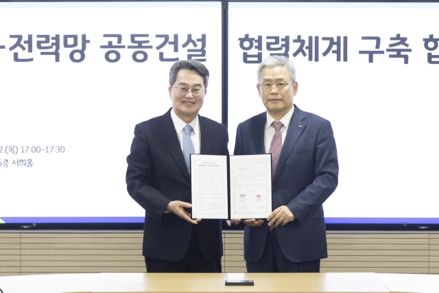 22일 김동연 경기도지사(왼쪽)와 김동철 한국전력공사 사장이 경기도청에서 ‘도로-전력망 공동건설 협력체계 구축 협약’을 체결하고 기념 촬영을 하고 있다. (경기도 제공)