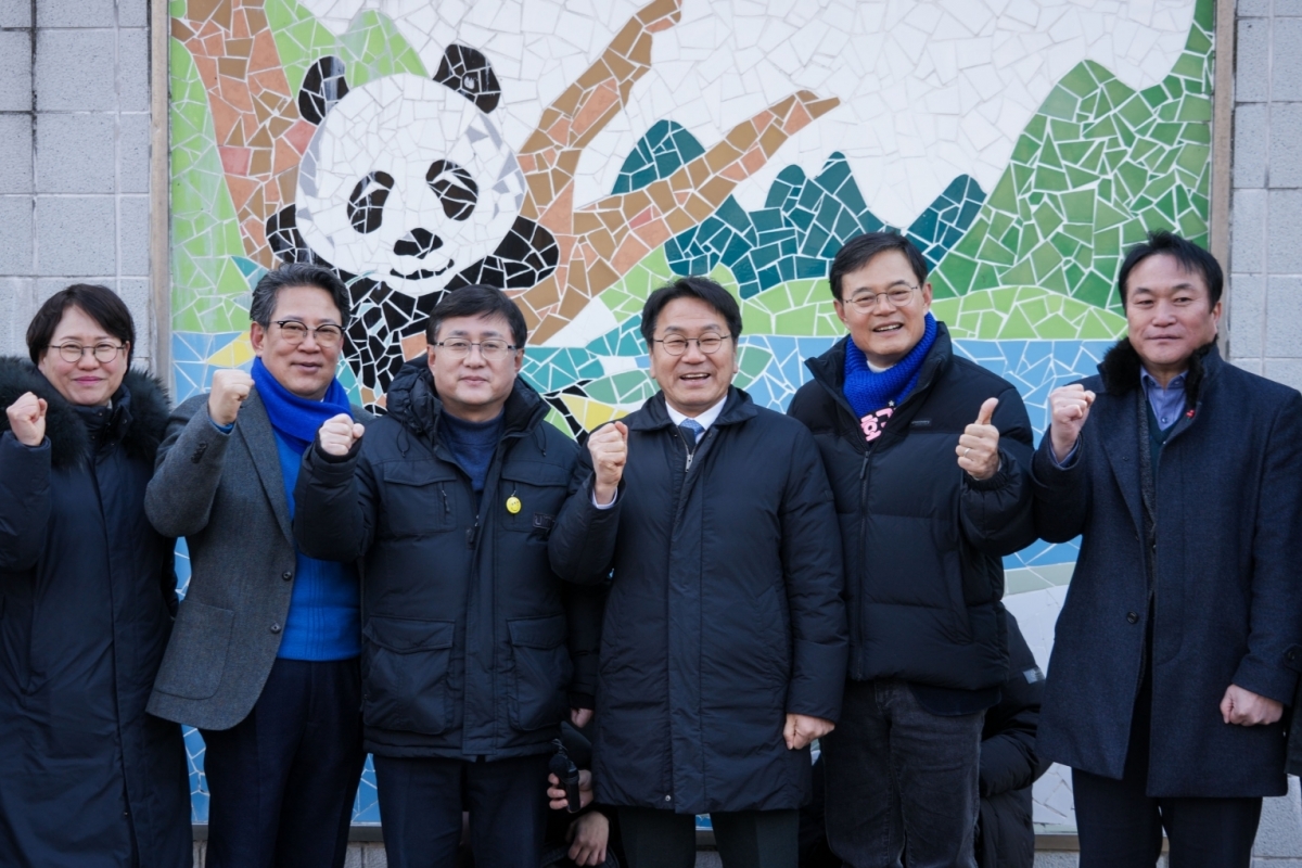 김성환 기후에너지환경부 장관과 강기정 광주시장이 22일 오후 우치동물원을 방문, 판다 입식 예정 부지 등 동물원 시설을 점검한 뒤 기념촬영하고 있다. 광주광역시 제공