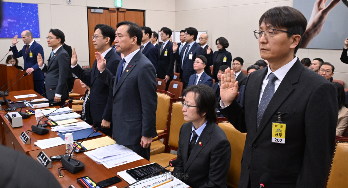 해롤드 로저스 쿠팡 임시대표가 30일 서울 여의도 국회에서 열린 제430회국회(임시회) 쿠팡 침해사고 및 개인정보 유출, 불공정 거래, 노동환경 실태 파악과 재발방지 대책 마련을 위한 연석 청문회에 출석해 증인 선서하고 있다. 2025.12.30안주영 전문기자