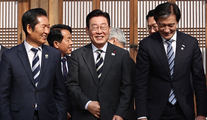 정청래(왼쪽) 더불어민주당 대표가 22일 조국혁신당에 전격 합당을 제안함으로써 지방선거 구도에 어떤 영향을 미칠지 주목된다. 사진은 지난 16일 이재명 대통령이 청와대 상춘재에서 주재한 정당 지도부 초청 오찬 이후 이 대통령과 정 대표, 조국(오른쪽) 혁신당 대표가 함께 이동하는 모습. 뉴스1