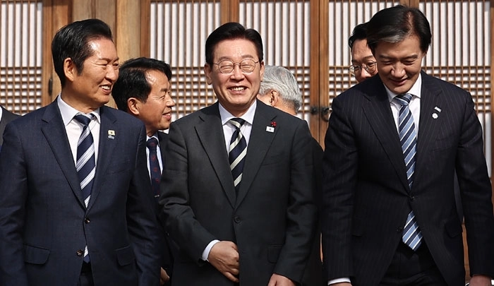 정청래(왼쪽) 더불어민주당 대표가 22일 조국혁신당에 전격 합당을 제안함으로써 지방선거 구도에 어떤 영향을 미칠지 주목된다. 사진은 지난 16일 이재명 대통령이 청와대 상춘재에서 주재한 정당 지도부 초청 오찬 이후 이 대통령과 정 대표, 조국(오른쪽) 혁신당 대표가 함께 이동하는 모습. 뉴스1