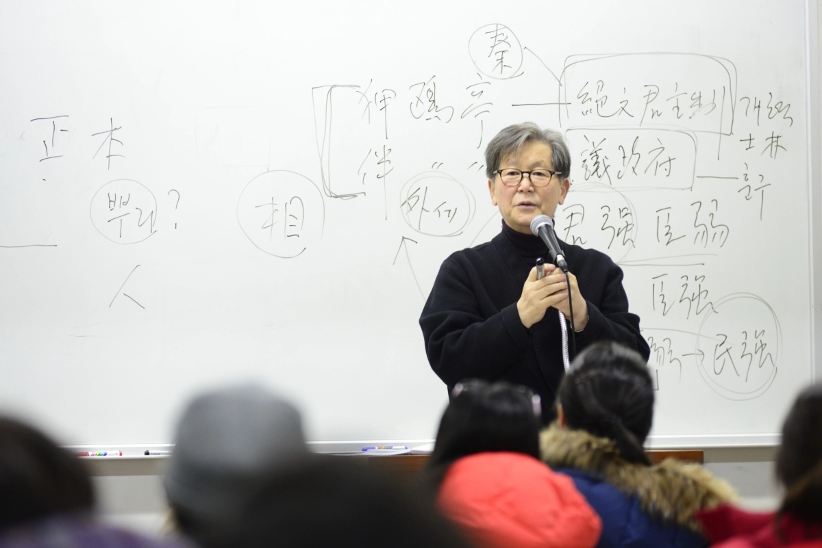 투병 중이던 2014년 서울 구로구 성공회대에서 마지막 강연에 나섰던 신영복 교수의 모습. 2014년 하반기 강의 내용을 기본으로 다음해 ‘담론’을 출간했다. 돌베개 제공