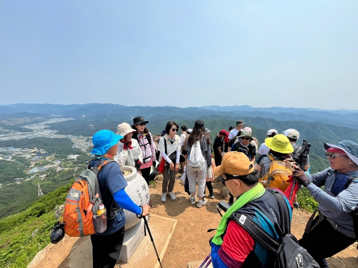 양구 봉화산. 강원관광재단은 지난해 강원 20대 명산 인증 챌린지를 운영해 9만명이 넘는 등산객을 불러모았다. 강원관광재단 제공