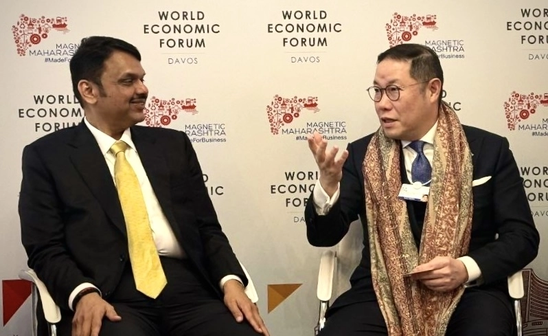 조현상(오른쪽) HS효성 부회장이 21일(현지시간) 스위스에서 열린 세계경제포럼(다보스포럼)에 참석해 데벤드라 파드나비스 인도 마하라슈트라 주총리와 만나 인도 시장 투자 계획에 대해 논의하고 있다. HS효성 제공