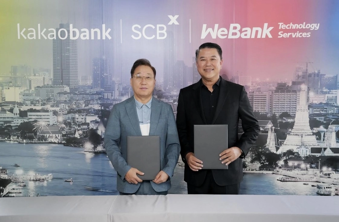 윤호영(왼쪽) 카카오뱅크 대표와 아르시드 난다위다야 SCBX 대표가 21일(현지시간) 태국 방콕에서 진행된 ‘태국 가상은행 설립 위한 합작투자계약 체결식’에서 기념 촬영을 하고 있다. 카카오뱅크 제공