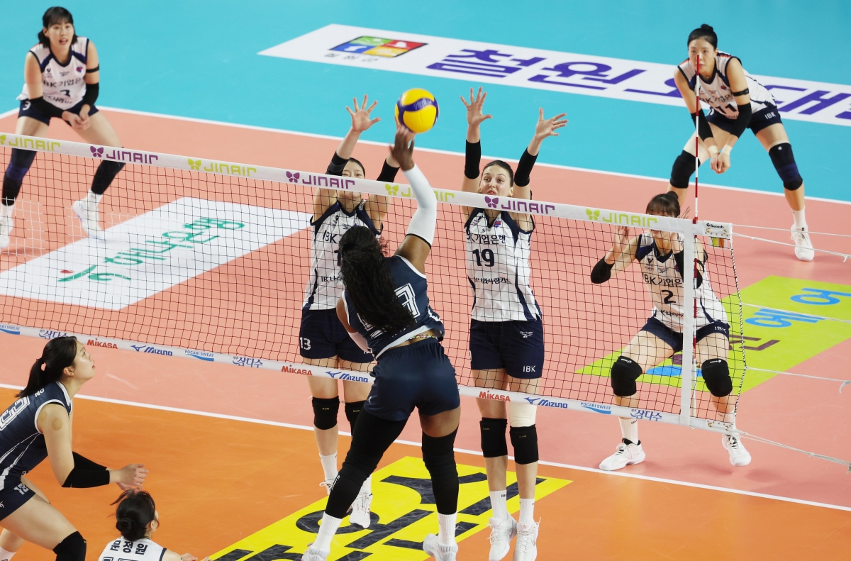 경북 김천실내체육관에서 열린 여자배구 IBK 기업은행과 한국도로공사의 경기에서 도로공사 주포 모마가 공격을 시도하고 있다. 도로공사가 세트스코어 3-1로 이겼다. 김천 연합뉴스