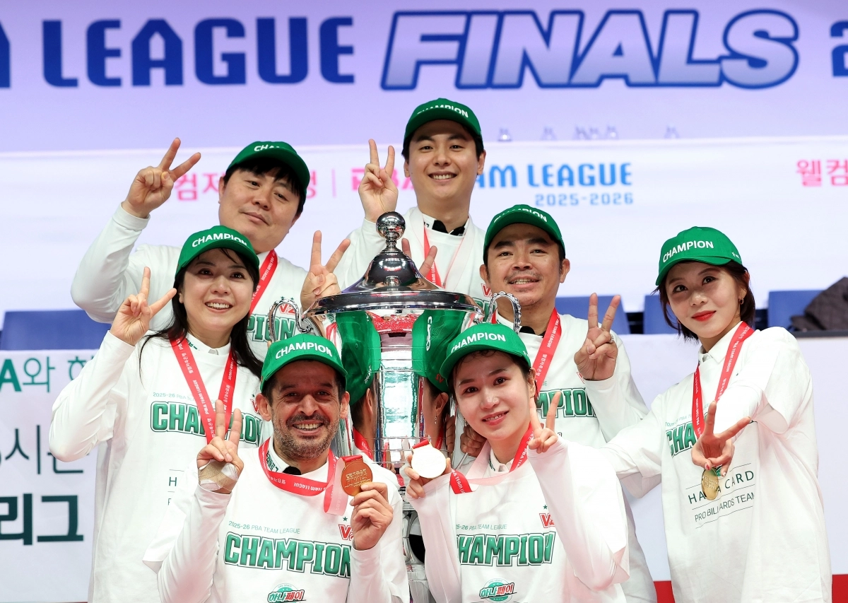 하나카드 선수들이 ‘2회 우승’을 의미하는 ‘브이’(V)를 손가락으로 그려 보이는 모습. PBA 제공