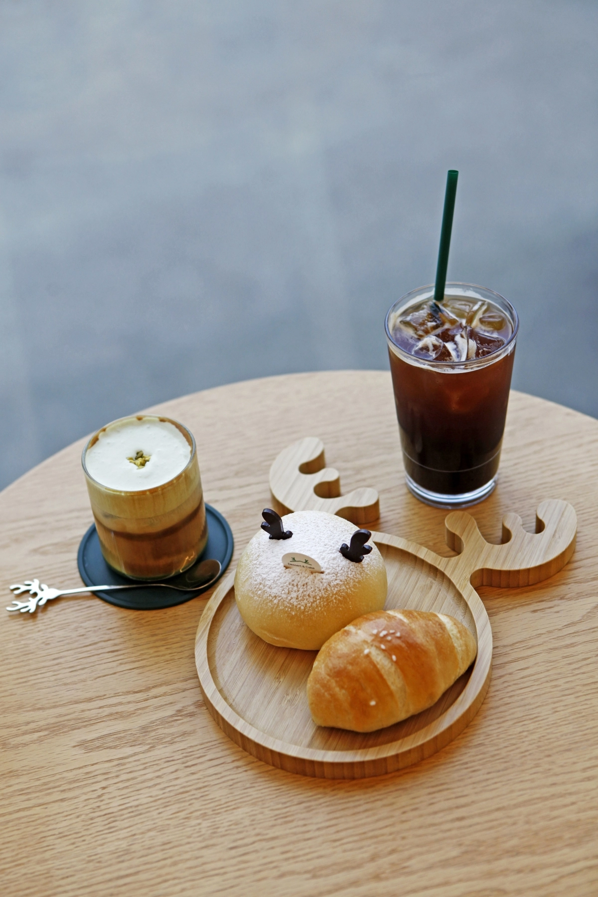 초록뿔언덕은 사슴목장이자 베이커리 카페다. 초록뿔라떼와 초록뿔꽃사슴빵 등이 시그니처 메뉴다. 초록뿔언덕 제공